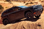 Jeep Cherokee Trailhawk показали в новом видео с бездорожьем